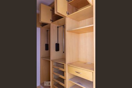 Casa à venda com 185m², 4 quartos e 3 vagasCloset Suíte 2