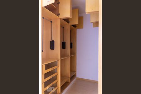 Casa à venda com 185m², 4 quartos e 3 vagasCloset Suíte 2