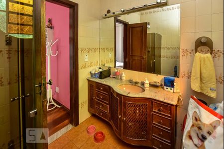 Casa à venda com 650m², 5 quartos e 4 vagasBanheiro Suíte 2