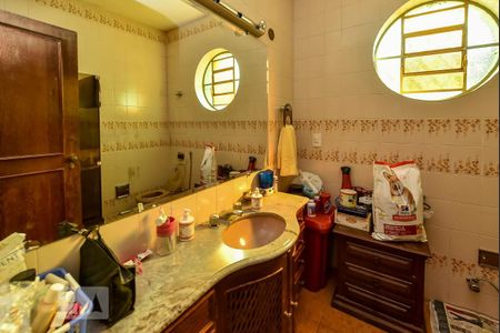 Casa à venda com 650m², 5 quartos e 4 vagasBanheiro Suíte 2