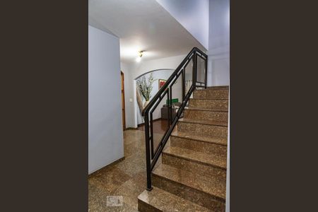 Casa à venda com 330m², 3 quartos e 3 vagasEscada