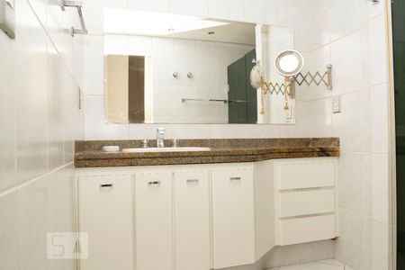 Apartamento à venda com 200m², 4 quartos e 3 vagasBanheiro da Suíte 1