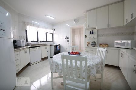 Apartamento à venda com 190m², 4 quartos e 4 vagasCozinha