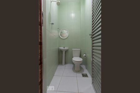 Casa de condomínio à venda com 350m², 3 quartos e 6 vagas Casa de condomínio à venda com 350m², 3 quartos e 6 vagasBanheiro de Serviço
