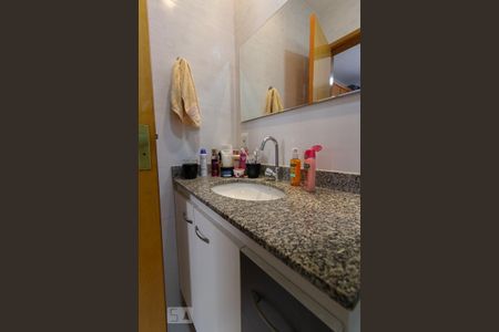 Casa de condomínio à venda com 350m², 3 quartos e 6 vagas Casa de condomínio à venda com 350m², 3 quartos e 6 vagasBanheiro da Suíte 2