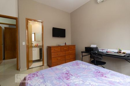 Casa de condomínio à venda com 350m², 3 quartos e 6 vagas Casa de condomínio à venda com 350m², 3 quartos e 6 vagasQuarto 2 - Suíte