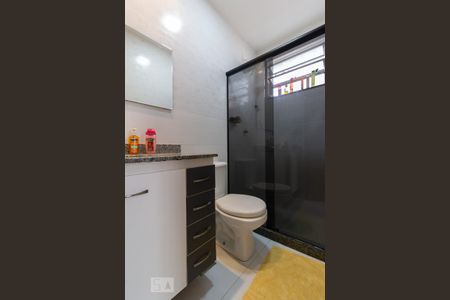 Casa de condomínio à venda com 350m², 3 quartos e 6 vagas Casa de condomínio à venda com 350m², 3 quartos e 6 vagasBanheiro da Suíte 2