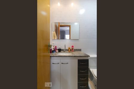 Casa de condomínio à venda com 350m², 3 quartos e 6 vagas Casa de condomínio à venda com 350m², 3 quartos e 6 vagasBanheiro da Suíte 2
