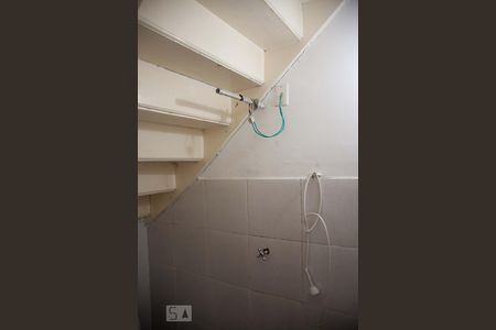 Banheiro de kitnet/studio para alugar com 1 quarto, 10m² em Vila Bertioga, São Paulo