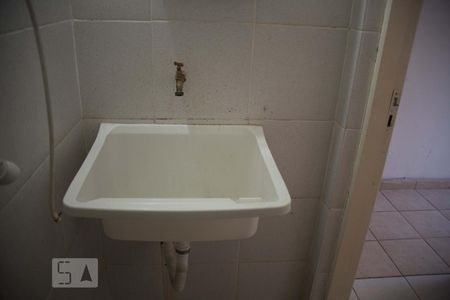 Banheiro de kitnet/studio para alugar com 1 quarto, 10m² em Vila Bertioga, São Paulo