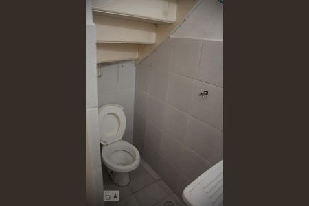 Banheiro de kitnet/studio para alugar com 1 quarto, 10m² em Vila Bertioga, São Paulo