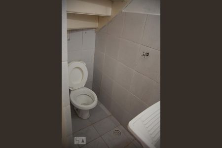 Banheiro de kitnet/studio para alugar com 1 quarto, 10m² em Vila Bertioga, São Paulo