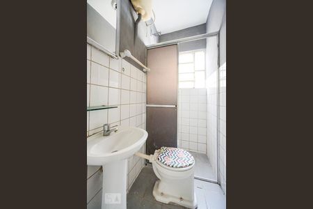 Banheiro social de casa para alugar com 1 quarto, 40m² em Vila Bertioga, São Paulo