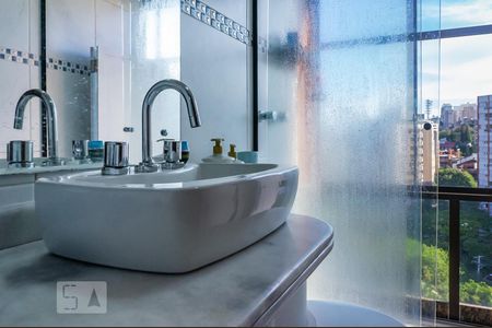 Apartamento à venda com 295m², 3 quartos e 2 vagas Apartamento à venda com 295m², 3 quartos e 2 vagasBanheiro Suíte 1