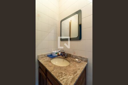 Casa à venda com 332m², 4 quartos e 8 vagasBanheiro de Serviço