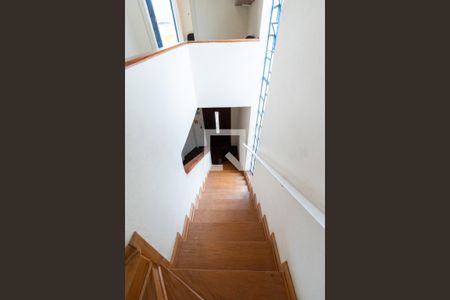 Casa à venda com 332m², 4 quartos e 8 vagasEscada