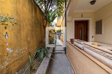 Casa à venda com 332m², 4 quartos e 8 vagasCorredor Lateral