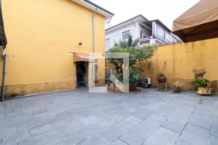 Casa à venda com 332m², 4 quartos e 8 vagasQuintal dos Fundos