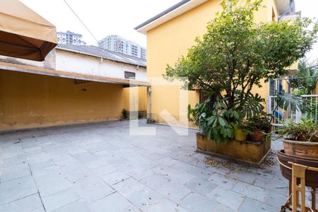 Casa à venda com 332m², 4 quartos e 8 vagasQuintal dos Fundos