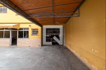 Casa à venda com 332m², 4 quartos e 8 vagasCorredor Lateral / Garagem