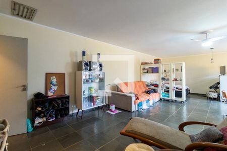 Casa à venda com 332m², 4 quartos e 8 vagasEntrada da Edícula