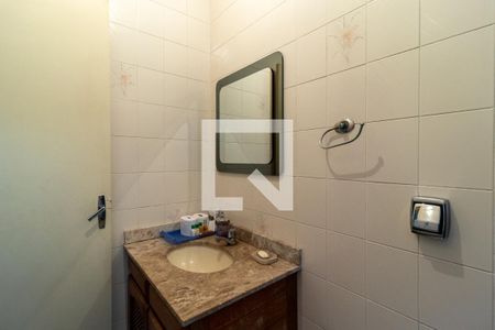 Casa à venda com 332m², 4 quartos e 8 vagasBanheiro de Serviço