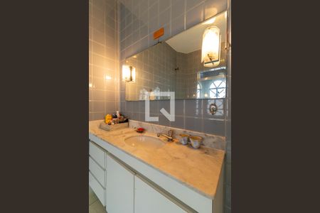 Casa à venda com 332m², 4 quartos e 8 vagasBanheiro 2