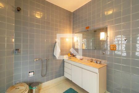 Casa à venda com 332m², 4 quartos e 8 vagasBanheiro 2