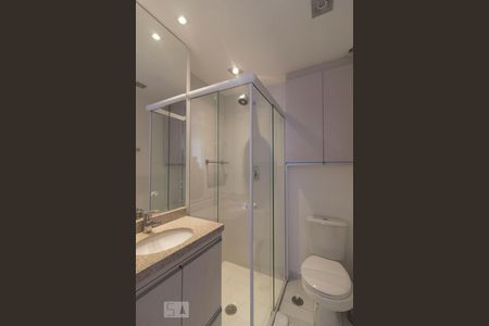 Banheiro de kitnet/studio para alugar com 1 quarto, 23m² em Centro, São Paulo