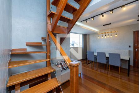Apartamento para alugar com 179m², 4 quartos e 1 vaga Apartamento para alugar com 179m², 4 quartos e 1 vagaEscada