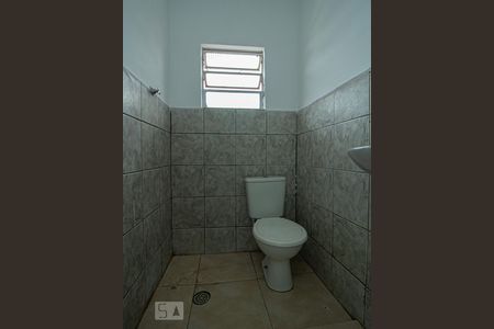 Banheiro de kitnet/studio para alugar com 1 quarto, 17m² em Parque das Paineiras, São Paulo