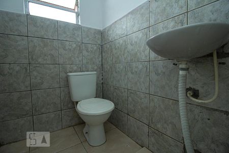 Banheiro de kitnet/studio para alugar com 1 quarto, 17m² em Parque das Paineiras, São Paulo