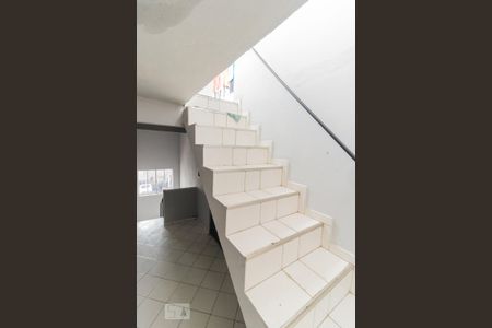 Escada de kitnet/studio para alugar com 1 quarto, 15m² em Parque das Paineiras, São Paulo