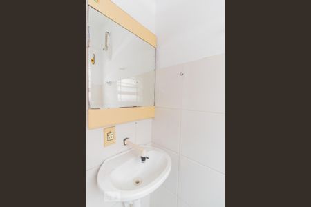 Banheiro de kitnet/studio para alugar com 1 quarto, 15m² em Parque das Paineiras, São Paulo