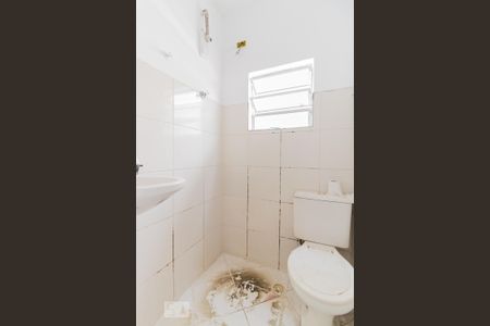 Banheiro de kitnet/studio para alugar com 1 quarto, 15m² em Parque das Paineiras, São Paulo