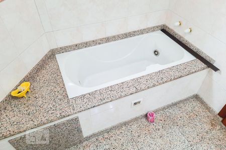 Casa à venda com 561m², 5 quartos e 4 vagasBanheiro da Suíte 1