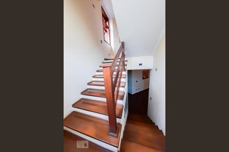 Casa à venda com 561m², 5 quartos e 4 vagasEscada