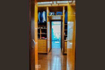 Casa à venda com 561m², 5 quartos e 4 vagasCloset da Suíte 2