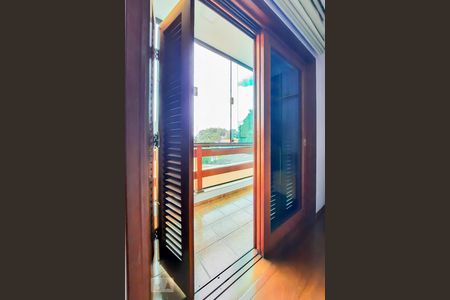 Casa à venda com 561m², 5 quartos e 4 vagasVaranda da Suíte 2