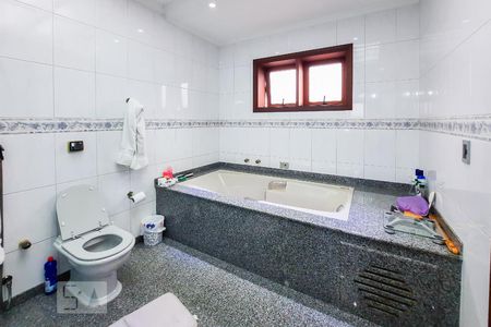 Casa à venda com 561m², 5 quartos e 4 vagasBanheiro da Suíte 2