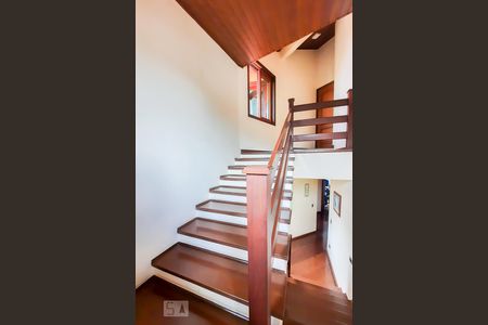 Casa à venda com 561m², 5 quartos e 4 vagasEscada