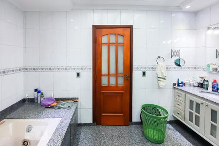 Casa à venda com 561m², 5 quartos e 4 vagasBanheiro da Suíte 2