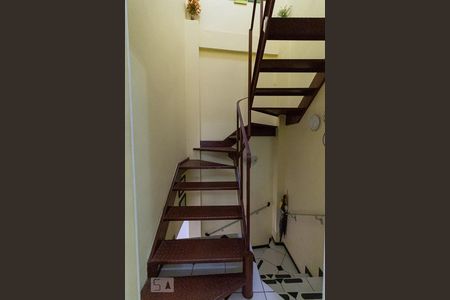 Casa à venda com 279m², 4 quartos e 4 vagasEscada