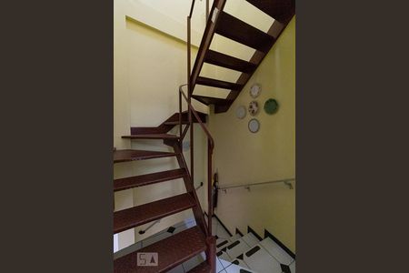 Casa à venda com 279m², 4 quartos e 4 vagasEscada