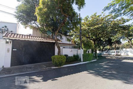 Casa à venda com 279m², 4 quartos e 4 vagasFachada