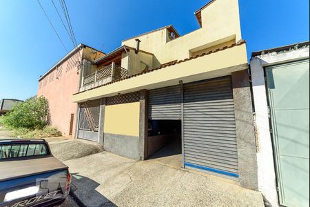 Casa à venda com 530m², 2 quartos e 1 vaga Casa à venda com 530m², 2 quartos e 1 vagaFachada