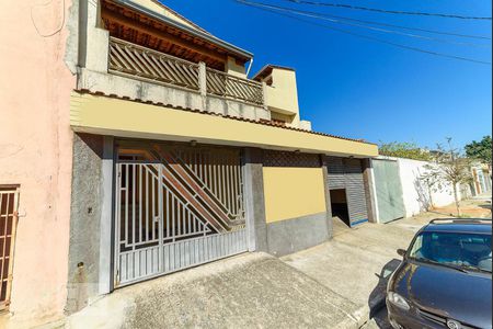 Casa à venda com 530m², 2 quartos e 1 vaga Casa à venda com 530m², 2 quartos e 1 vagaFachada