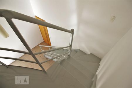 Escadas de apartamento para alugar com 2 quartos, 62m² em Vila Suzana, São Paulo