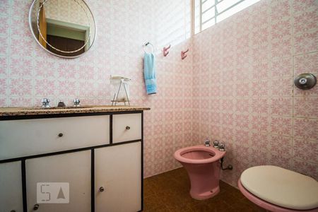 Casa à venda com 440m², 4 quartos e 4 vagasBanheiro da Suíte 2