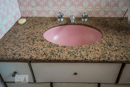 Casa à venda com 440m², 4 quartos e 4 vagasBanheiro da Suíte 2